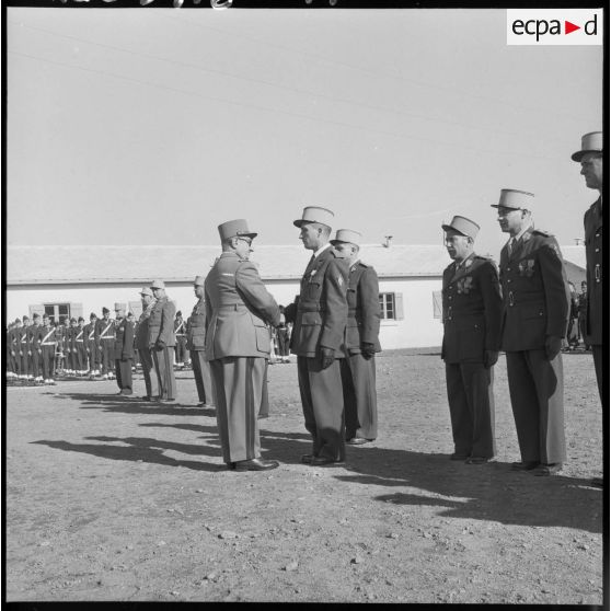 Salut d'un général de brigade aux officiers et sous-officiers du 10e CIM (centre d'instruction du Matériel) au camp de l'Alma près d'Alger.