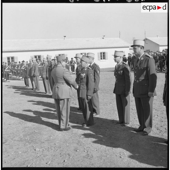 Salut d'un général de brigade aux officiers et sous-officiers du 10e CIM (centre d'instruction du Matériel) au camp de l'Alma près d'Alger.