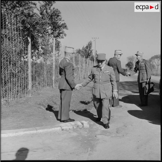 Arrivée d'un général de division au 10e CIM (centre d'instruction du Matériel) au Camp de l'Alma près d'Alger.