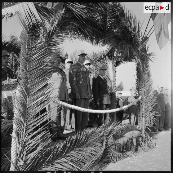 Tribune des personnalités militaires présentes lors d'une prise d'arme au 10e CIM (centre d'instruction du Matériel).