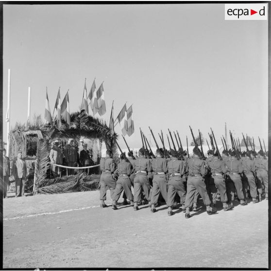 Défilé des troupes du 10e CIM (centre d'instruction du Matériel) devant la tribune d'honneur au camp de l'Alma près d'Alger.