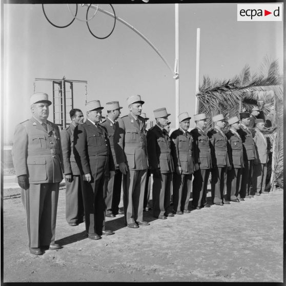 Officiers et sous-officiers assistant au défilé des troupes au 10e CIM (centre d'instruction du Matériel) au camp de l'Alma près d'Alger.