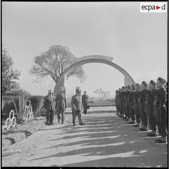 Arrivée d'un général de division au 10e CIM (Centre d'instruction du Matériel) au Camp de l'Alma près d'Alger.