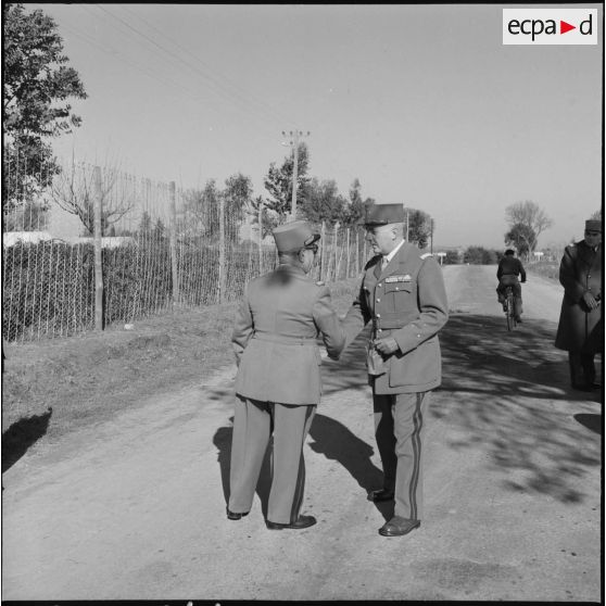 Arrivée d'un général de division au 10e CIM (centre d'instruction du Matériel) au Camp de l'Alma près d'Alger.