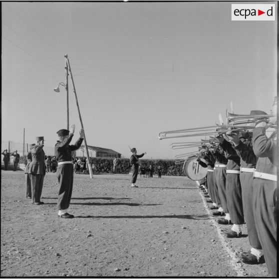 Musique militaire lors de la visite officielle d'un général de division au 10e CIM (centre d'instruction du Matériel) au camp de l'Alma près d'Alger.