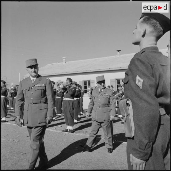 Revue des troupes par un général de divison au 10e CIM (centre d'instruction du Matériel) au camp de l'Alma près d'Alger.