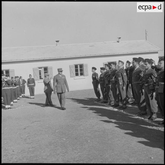 Revue des troupes par un général de divison au 10e CIM (centre d'instruction du Matériel) au camp de l'Alma près d'Alger.