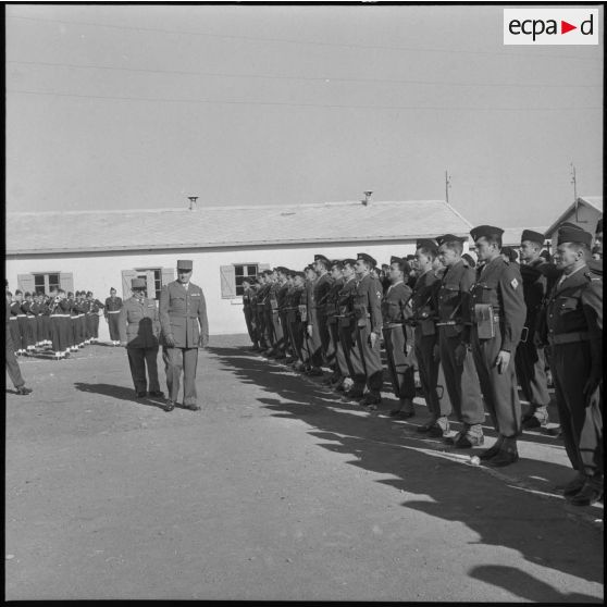 Revue des troupes par un général de divison au 10e CIM (centre d'instruction du Matériel) au camp de l'Alma près d'Alger.