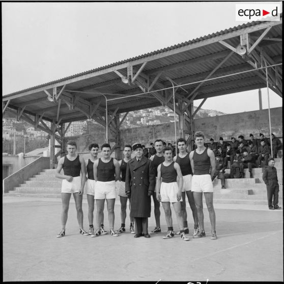 Portraits de groupe d'une équipe de basket-ball avant le match devant les tribunes du stade à Alger.