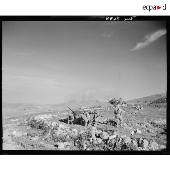 Une section anti-chars quitte sa position pour faire un bond en avant au cours d'une manoeuvre de la 1re division blindée (DB).