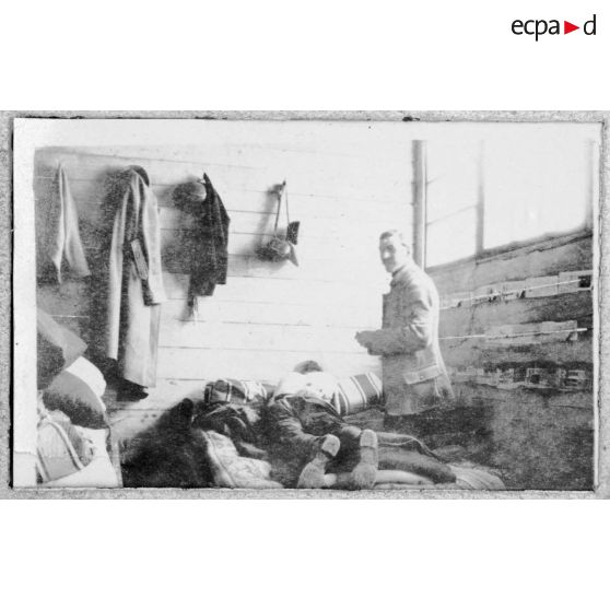 On pose des ventouses à Lucien. [légende d'origine]