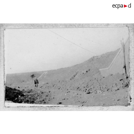 La cour de l'ouvrage, on n'y marche jamais. [légende d'origine]