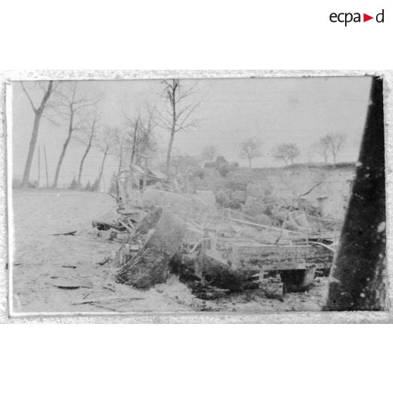 Un camion auto légèrement détérioré. [légende d'origine]