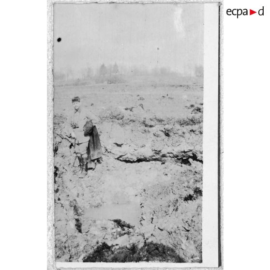 Totor dans un entonnoir de 305. [légende d'origine]