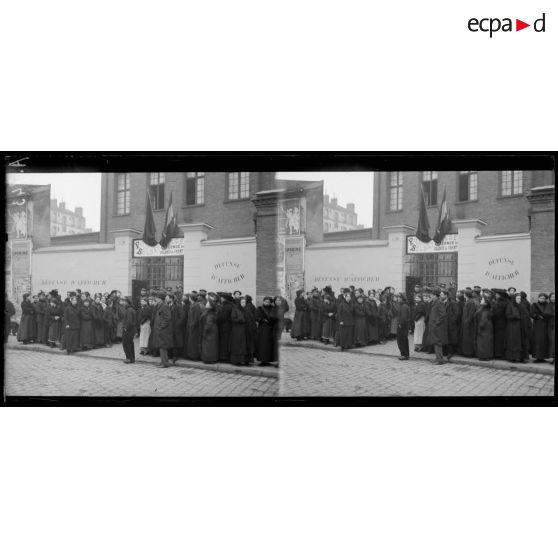 Paris. Quai de Valmy. 107. La foule attendant l'arrivée du Président de la République. [légende d'origine]