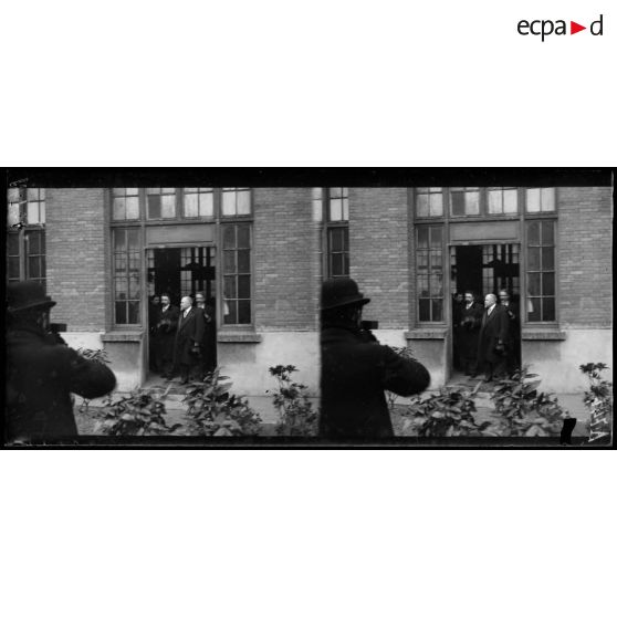 Paris. Quai de Valmy. Oeuvre du Foyer Belge. Visite du Président de la République. [légende d'origine]