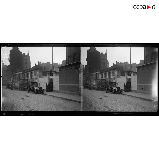 Paris. Quai de Valmy. Visite du Président de la République à l'oeuvre du Foyer Belge - les autos. [légende d'origine]