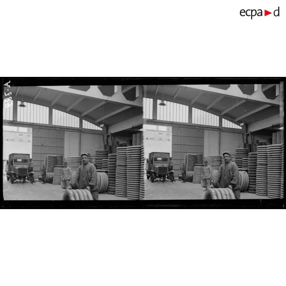 Paris. Réserve générale de l'Armée. Manipulation des pneumatiques. [légende d'origine]