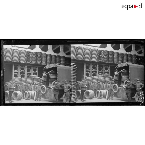 Paris. Réserve générale de l'Armée. Chargement d'une voiture automobile pour le front. [légende d'origine]