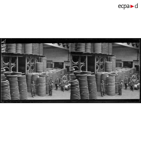 Paris. Réserve générale de l'Armée. Piles de pneumatiques. [légende d'origine]