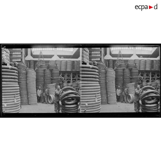 Paris. Réserve générale de l'Armée. Piles de pneumatiques. [légende d'origine]