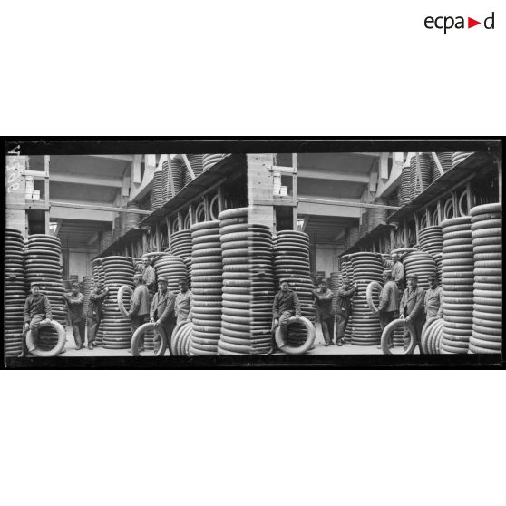 Paris. Réserve générale de l'Armée. Un coin des magasins. [légende d'origine]