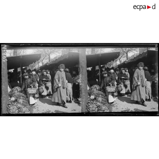 Paris. La foule au marché du Bd Richard Lenoir. [légende d'origine]