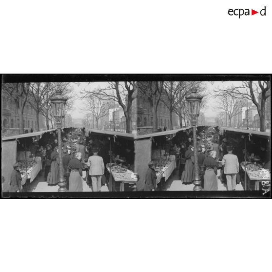 Paris. Marché du Bd Ménilmontant. La foule. [légende d'origine]