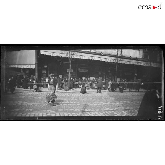 Paris. La foule chez Felix Potin. Faubg. St Antoine. [légende d'origine]