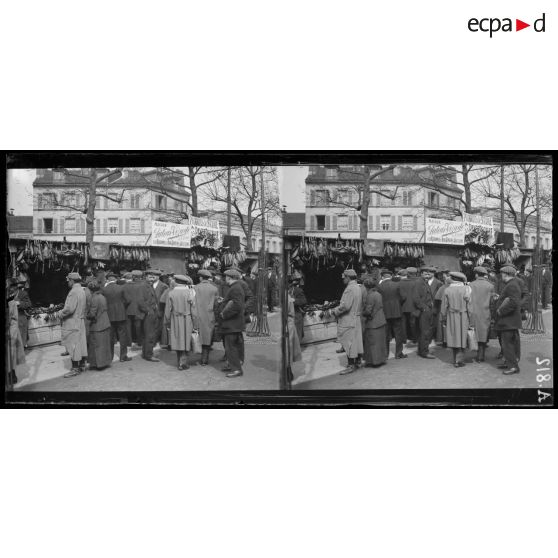 Paris. La foire aux Jambons. Achalandage des boutiques et la foule. [légende d'origine]