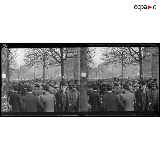 Paris. La foire aux Jambons. Un coin de la foule. [légende d'origine]