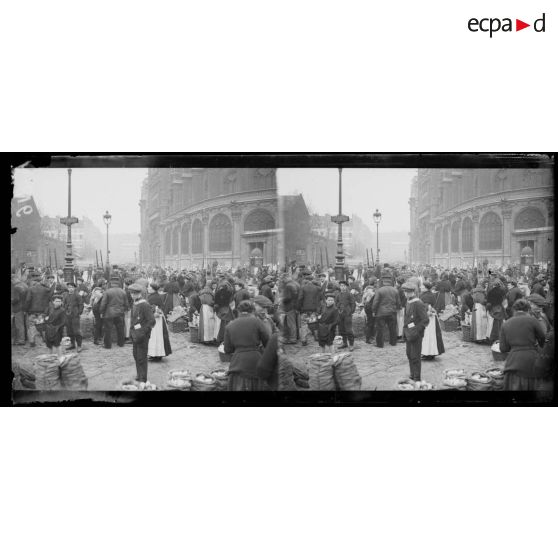 Paris. Les Halles. Un coin des halles près de l'église St Eustache. [légende d'origine]