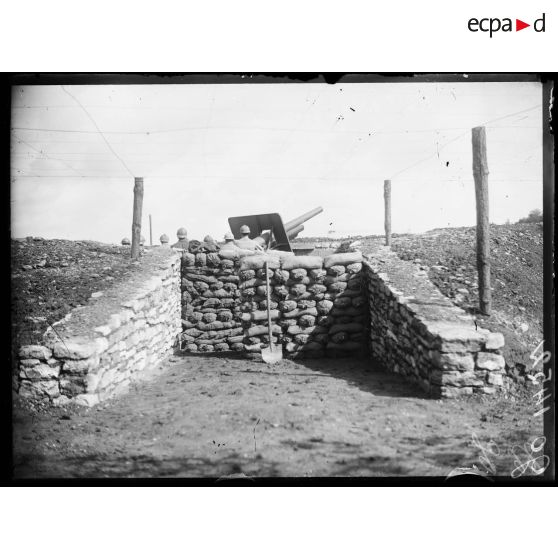 DOUBLON ERRONE de SPA 33 GO 1452, A SUPPRIMER Nancy (Meurthe et Moselle). La DCA. Ferme St Jacques. La batterie de 105. Emplacement achevé. [légende d'origine]