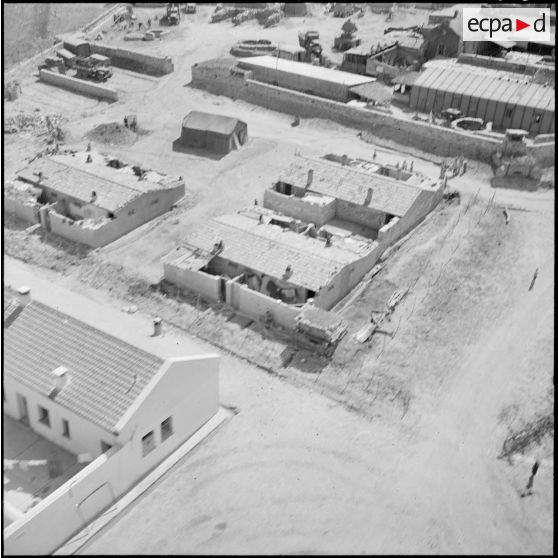 Autour du poste de Bjordj M'Raou, les plans du nouveau village sont déjà tracés, les premières maisons sont déjà en construction.