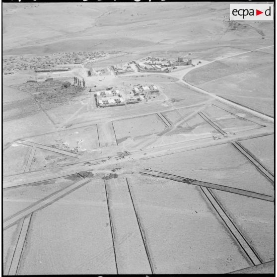 Autour du poste de Bjordj M'Raou, les plans du nouveau village sont déjà tracés, les premières maisons sont déjà en construction.