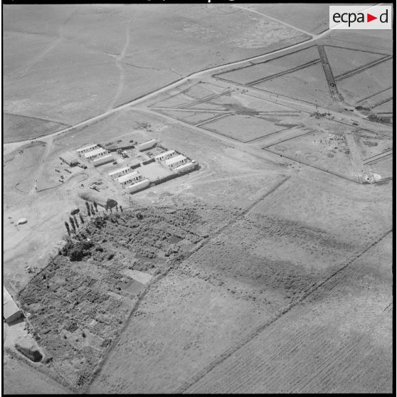 Autour du poste de Bjordj M'Raou, les plans du nouveau village sont déjà tracés, les premières maisons sont déjà en construction.