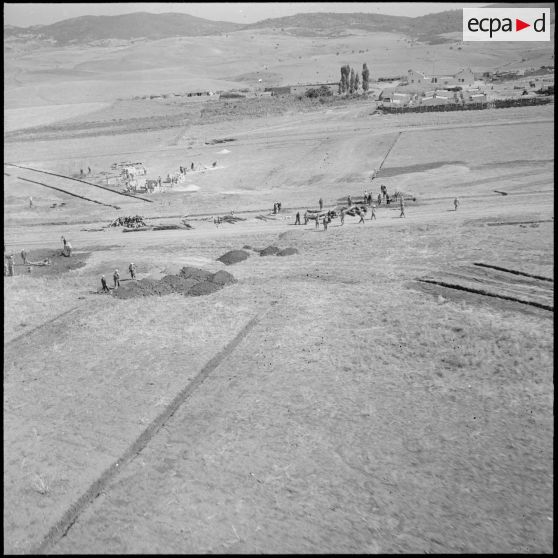 Autour du poste de Bjordj M'Raou, les plans du nouveau village sont déjà tracés, les premières maisons sont déjà en construction.