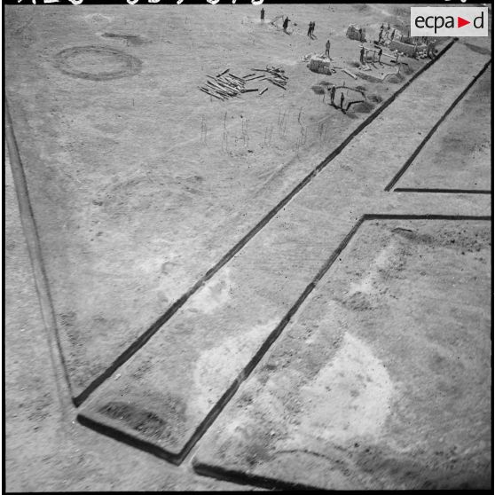 Autour du poste de Bjordj M'Raou, les plans du nouveau village sont déjà tracés, les premières maisons sont déjà en construction.