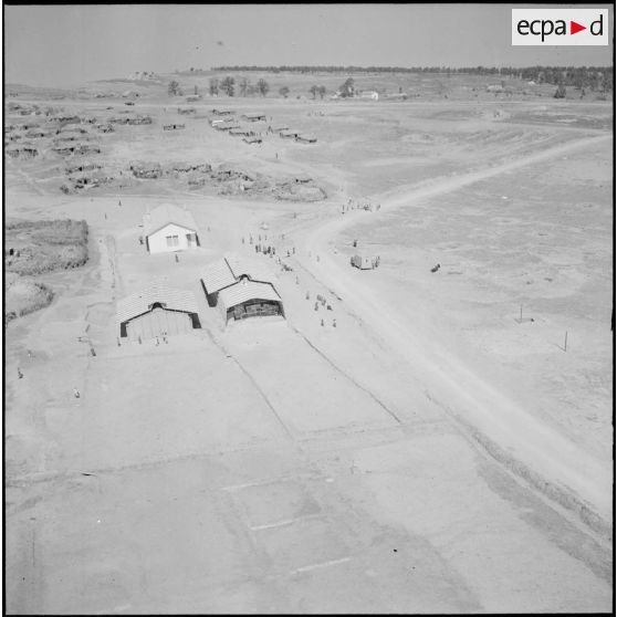 L'école devant le village à Aïn-Zana.
