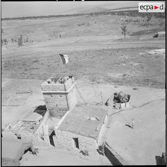 La tour de l'artillerie du poste frontière d'Aïn-Zana.