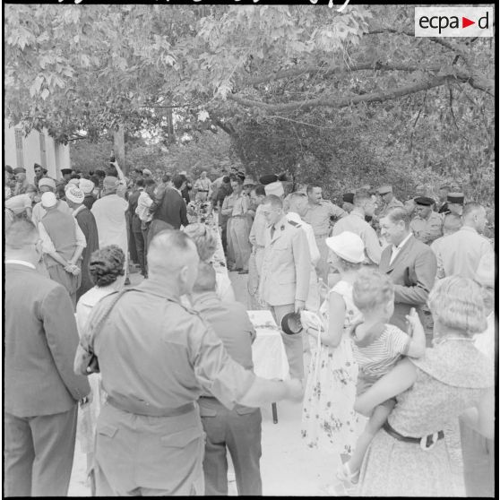 Vue d'ensemble du vin d'honneur organisé au poste de commandement (PC) du 3e bataillon du 117e régiment d'infanterie (3/117e RI).