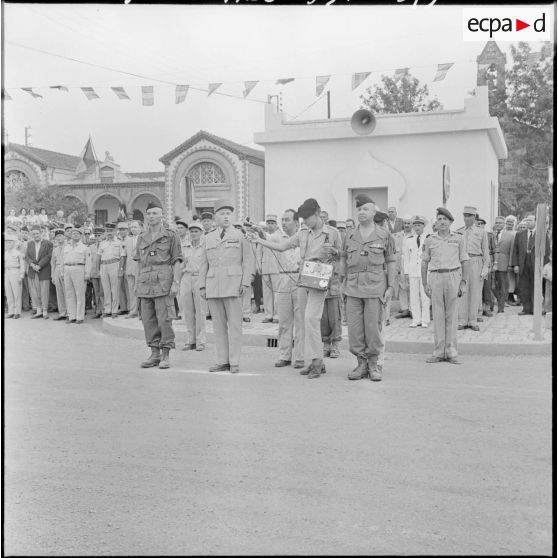 Le général Coste passe le commandement : à sa gauche, le commandant Faure, et à sa droite, le commandant Khelifa.