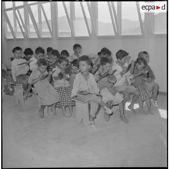 Les jeunes élèves à l'interieur de la salle de classe.