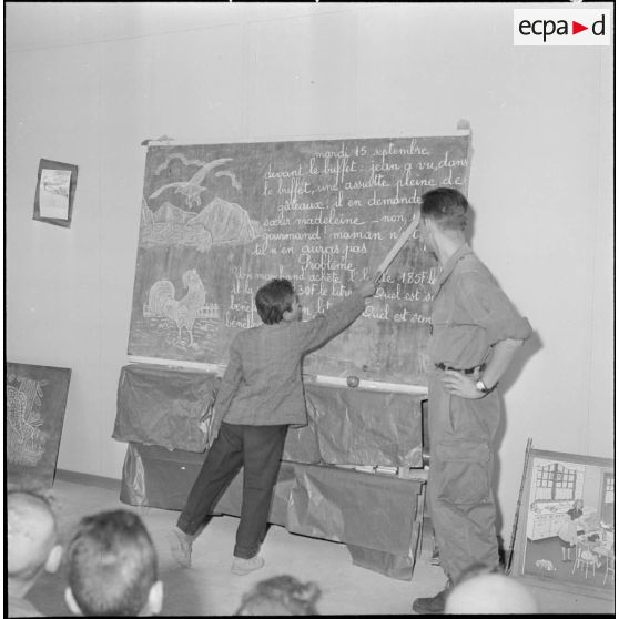 A l'intérieur de la salle de classe, cours de français au tableau noir.