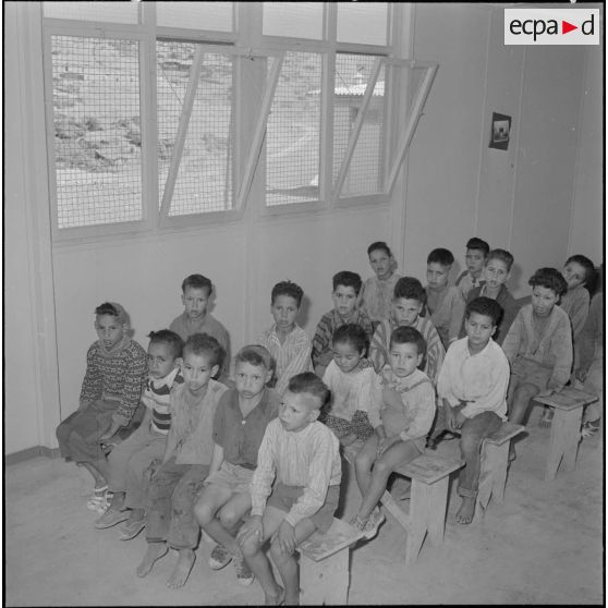Les jeunes élèves à l'intérieur de la salle de classe.