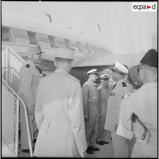 Le général Zeller embarque à bord du SO. 30 N Bretagne.