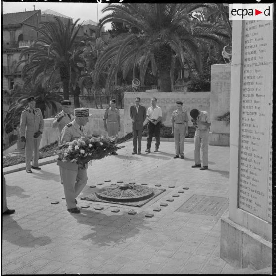 Le général André Zeller dépose une gerbe devant le monument aux morts d'Alger.