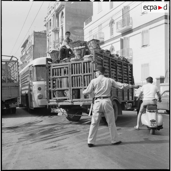 Activités des halles centrales de Belcourt à Alger : un camion quitte les halles.
