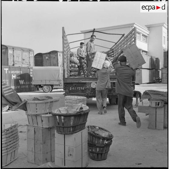 Chargement du camion à la Société générale de ravitaillement pour le transport à l'aérodrome de Maison-Blanche.