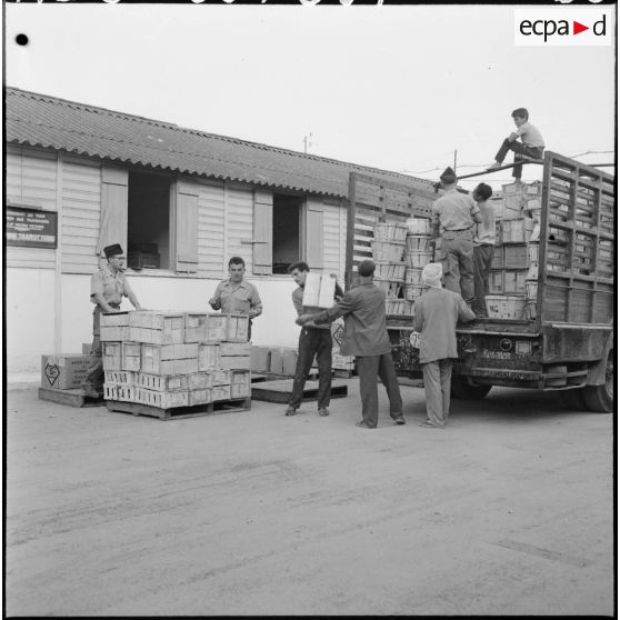 Déchargement du camion en provenance de la Société générale de ravitaillement à l'escale militaire de Maison-Blanche.